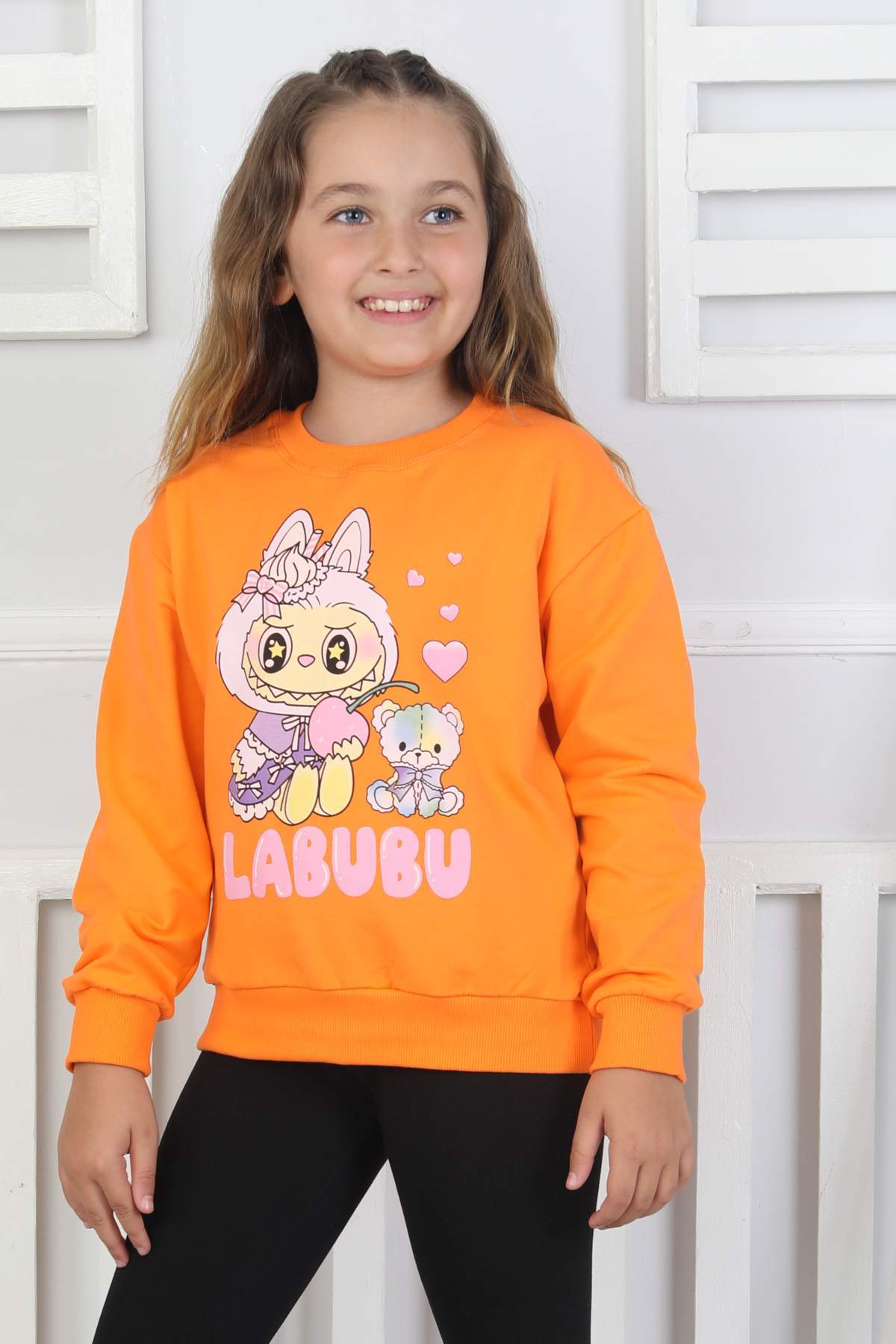 ORTA SWEAT BİSİKLET YAKA LABUBU BASKI – ORANJ