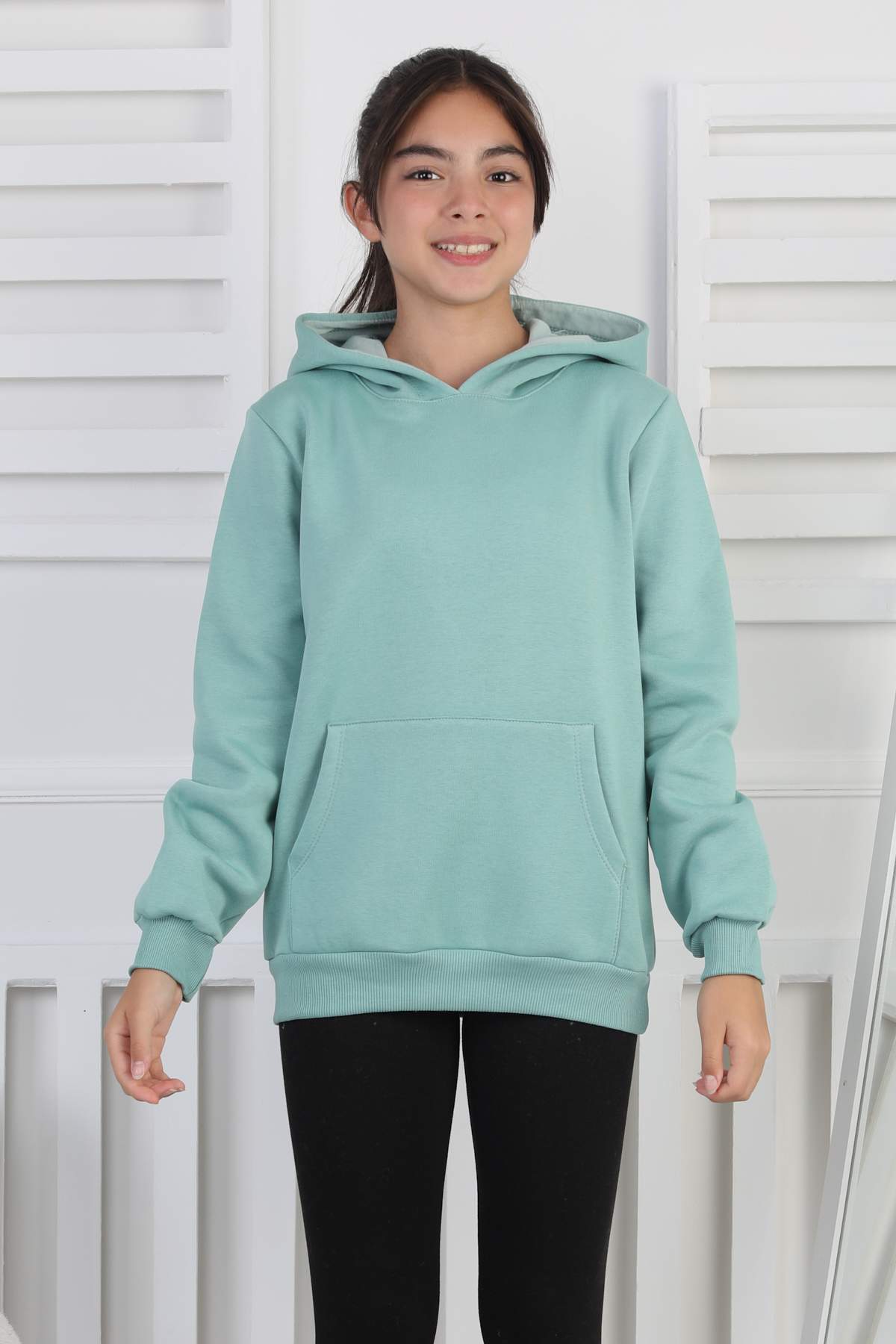 SWEET ORTA ÜÇ İPLİK KANGURU CEPLİ KAPŞONLU BASKISIZ – KOYU YEŞİL SWEET ORTA ÜÇ İPLİK KANGURU CEPLİ KAPŞONLU BASKISIZ – KOYU YEŞİL